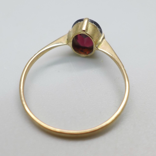 920 - A 9ct gold and garnet solitaire ring, 1.1g, M