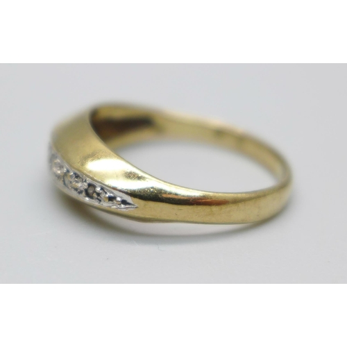 921 - A 9ct gold and diamond ring, 2.3g, L