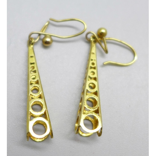 922 - A pair of 9ct gold drop earrings, 2.1g