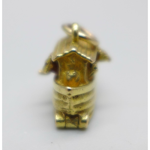 924 - A hallmarked 9ct gold Noah's Ark bracelet charm with animals, the bottom opening to reveal more anim... 