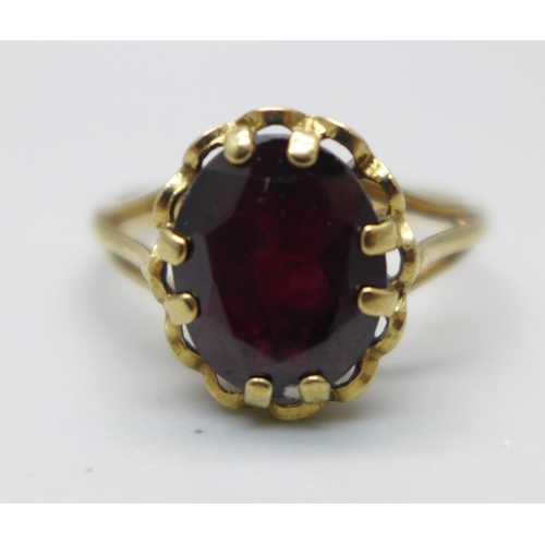 926 - A 9ct gold and garnet ring, 2.2g, J