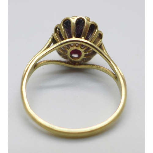 926 - A 9ct gold and garnet ring, 2.2g, J