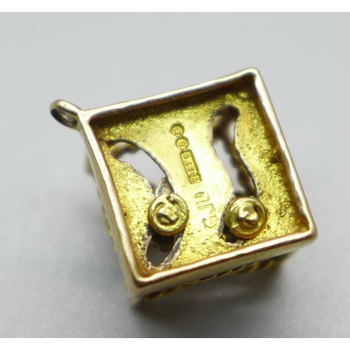 927 - A hallmarked 9ct gold boxers in a boxing ring bracelet charm, 2.7g