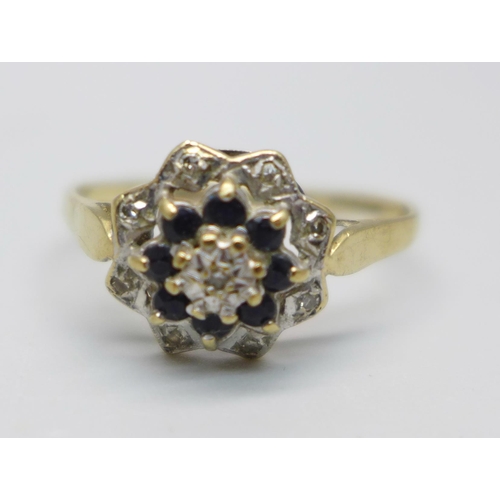 938 - A 9ct gold, diamond and sapphire cluster ring, 1.5g, P