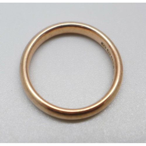 940 - A 9ct rose gold 'barrel' wedding ring, Birmingham 1913, 3.8g, N