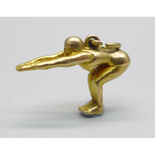 941 - A hallmarked 9ct gold female swimmer in diving position, 3.2g