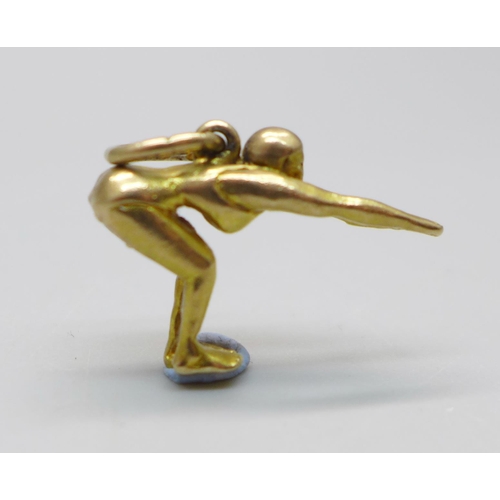 941 - A hallmarked 9ct gold female swimmer in diving position, 3.2g