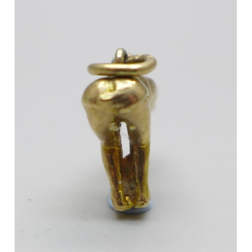 941 - A hallmarked 9ct gold female swimmer in diving position, 3.2g