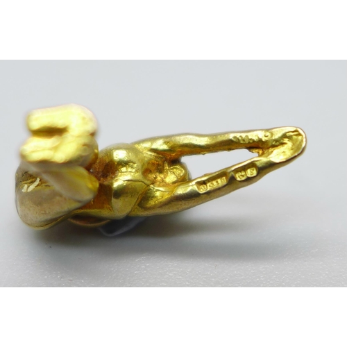 941 - A hallmarked 9ct gold female swimmer in diving position, 3.2g