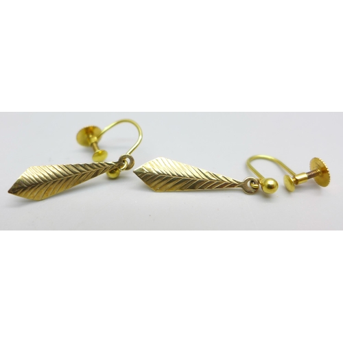 942 - A pair of 9ct gold screw on drop earrings, 1.5g