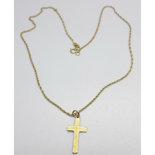 943 - A 9ct gold cross pendant and chain, 3.1g