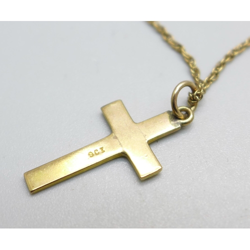 943 - A 9ct gold cross pendant and chain, 3.1g