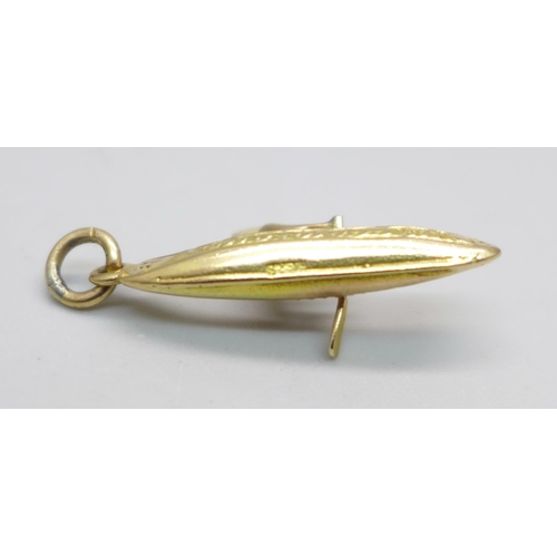 949 - A hallmarked 9ct gold canoe charm with Native American, 2.4g