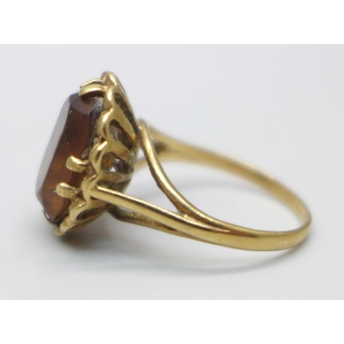 951 - A 9ct gold, brown stone ring, 3.3g, L/M