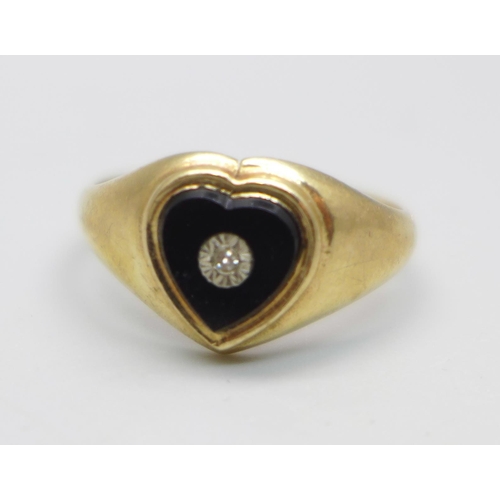 954 - A 9ct gold heart shaped onyx and diamond ring, 1.4g, K/L