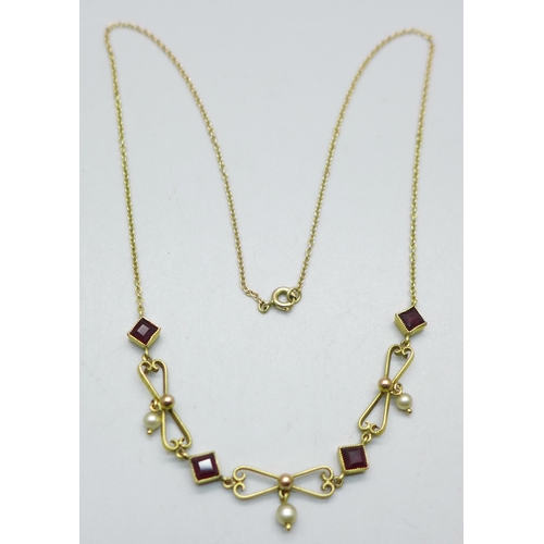 959 - A 9ct gold, garnet and pearl necklace, 3.3g, 40cm