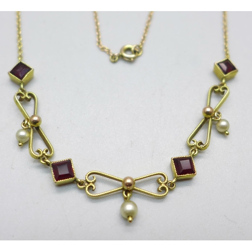 959 - A 9ct gold, garnet and pearl necklace, 3.3g, 40cm