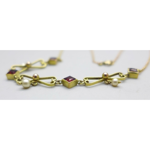 959 - A 9ct gold, garnet and pearl necklace, 3.3g, 40cm