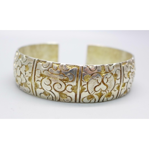 962 - A Chinese silver bangle, 80g