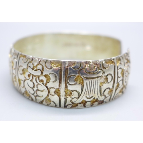 962 - A Chinese silver bangle, 80g