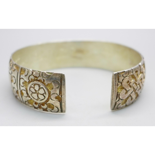 962 - A Chinese silver bangle, 80g