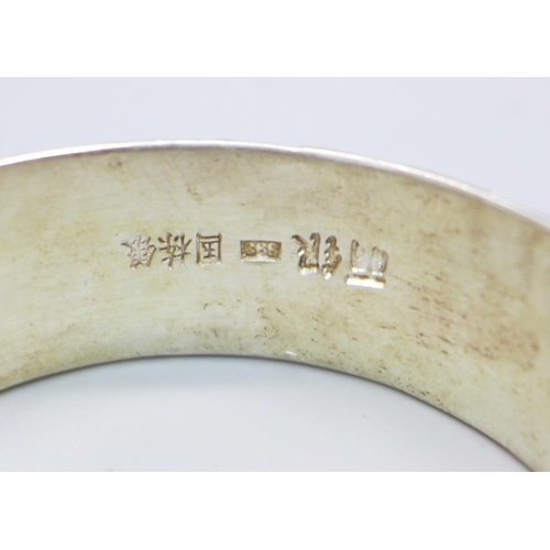 962 - A Chinese silver bangle, 80g