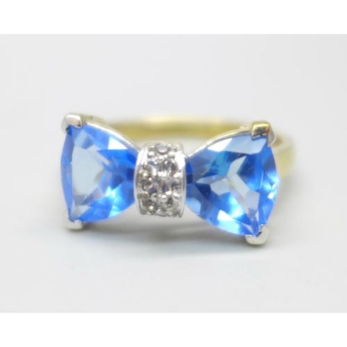 965 - A silver gilt, blue and white topaz ring, P