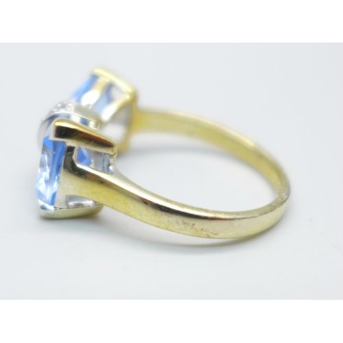 965 - A silver gilt, blue and white topaz ring, P