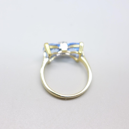 965 - A silver gilt, blue and white topaz ring, P