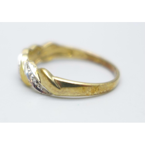 967 - A 9ct gold and diamond ring, 1.6g, P