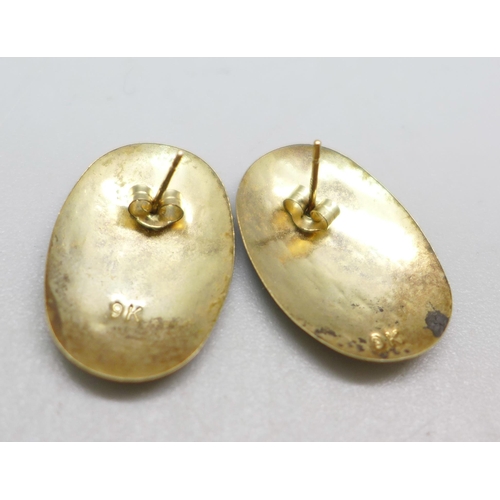 968 - A pair of 9ct gold earrings and butterflies, 0.7g