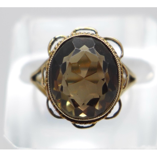 984 - A 9ct gold and smoky quartz ring, 4.4g, M/N