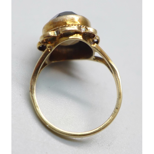 984 - A 9ct gold and smoky quartz ring, 4.4g, M/N