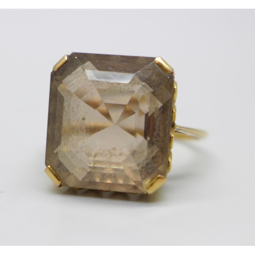 990 - An 18ct gold and smoky quartz ring, 7.2g, R