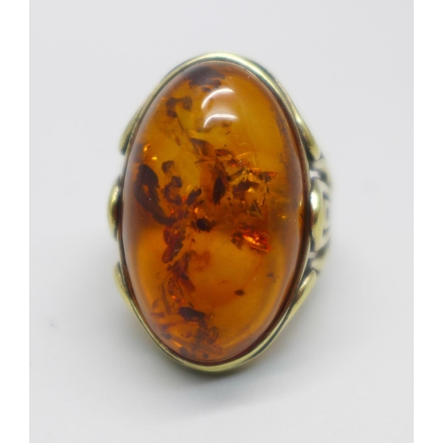 991 - A silver gilt, cabochon amber ring, N/O