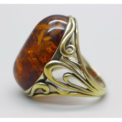 991 - A silver gilt, cabochon amber ring, N/O