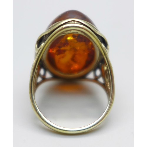 991 - A silver gilt, cabochon amber ring, N/O