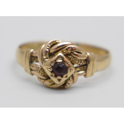 993 - A 9ct gold and garnet ring, Birmingham 1918, 2.4g, R