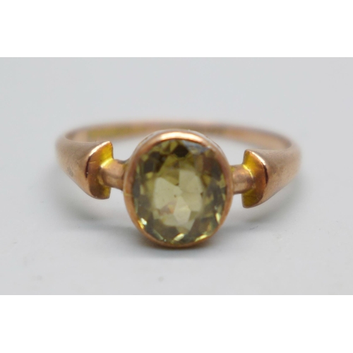 995 - A vintage 9ct gold and green stone ring, Chester 1909, 1.8g, N