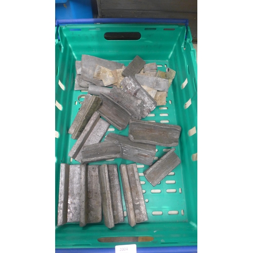 2004 - Five pairs of vice clamps, scrap lead 5.5kg, vice clamps 8kg and 9.5kg, total weight 23kg