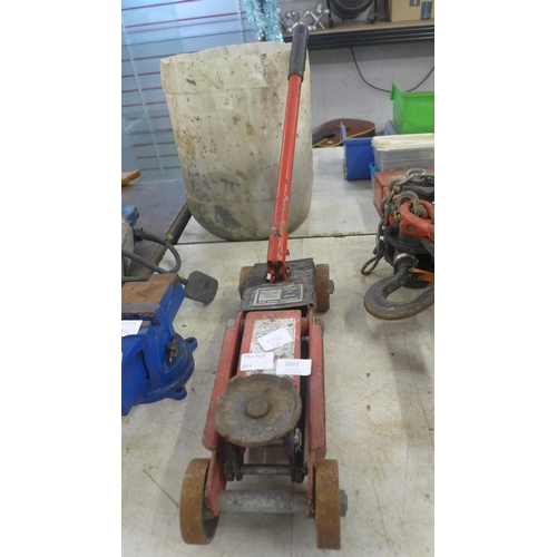 2022 - A 1500kg capacity hydraulic floor jack