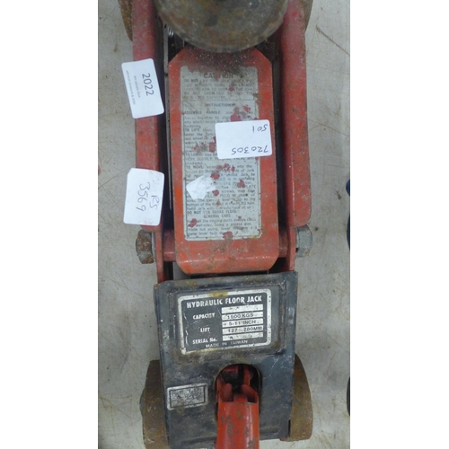 2022 - A 1500kg capacity hydraulic floor jack