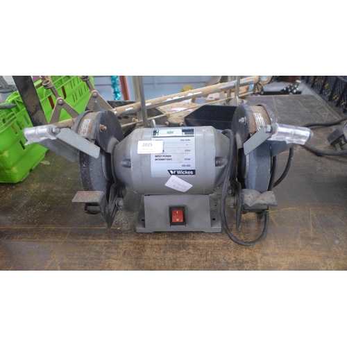 2025 - A Wickes 300w 240v bench grinder