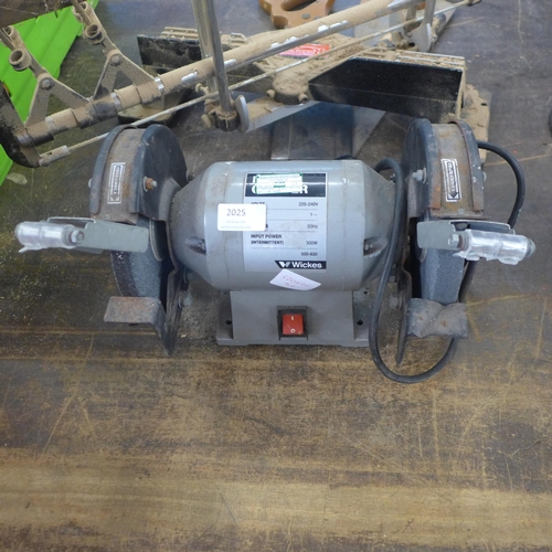 2025 - A Wickes 300w 240v bench grinder