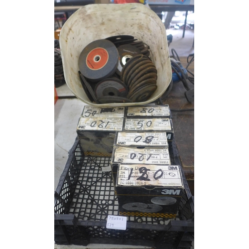 2035 - A large quantity of grinding discs; Black & Decker, Rapoflex and boxed 3Ms