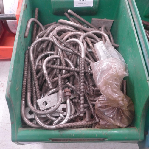 2047 - A large quantity of U-bolts with stud bolts