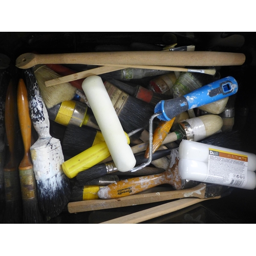 2050 - A quantity of assorted paintbrushes and rollers