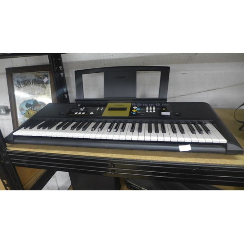 2074 - A Yamaha YPT-220 keyboard