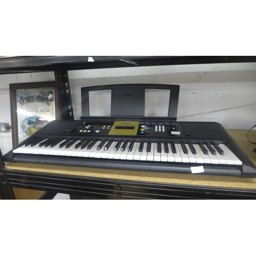 2074 - A Yamaha YPT-220 keyboard