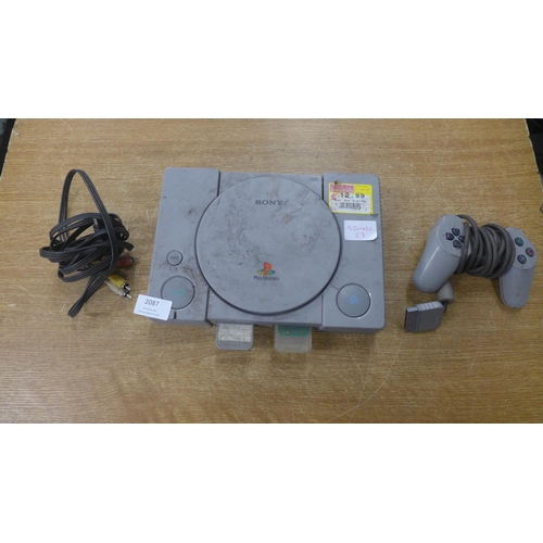 2087 - Playstation One with controller